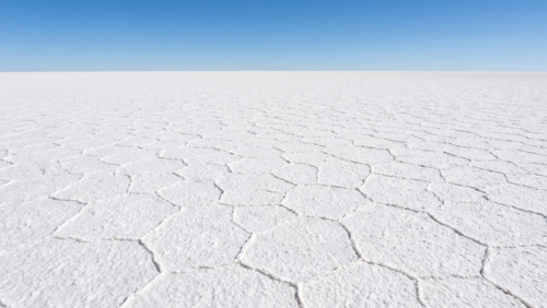 ボリビアにあるウユニ塩湖の乾季の風景。人物のいない白い塩の大地が一面に広がる。