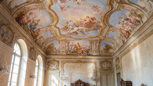 イタリアの歴史的建築に残る、18世紀の巨匠による本物の天井フレスコ画。繊細な色彩と壮大な構図が当時の芸術文化を今に伝えている