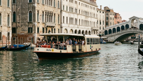 ヴェネツィアの主要な公共交通手段である水上バス「ヴァポレット」。運河を進みながら街並みを眺められる移動体験。