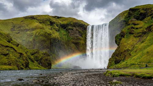 スコゥガフォス滝にかかる虹と、轟音を立てて流れ落ちる大迫力の滝