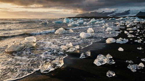 黒砂浜に透明な氷が宝石のように散らばるダイヤモンドビーチの風景。