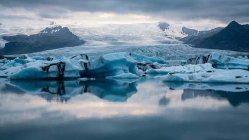 ヨークルスアゥルロゥン氷河湖に静かに漂う青い氷山と神秘的な湖