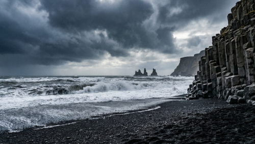 荒波が打ち寄せるレイニスフィヤラ黒砂海岸と玄武岩の柱状節理