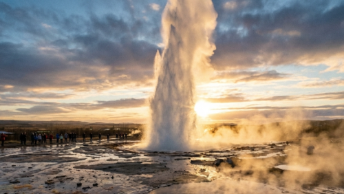 ゲイシール間欠泉から勢いよく噴き上がる水柱と立ちのぼる蒸気