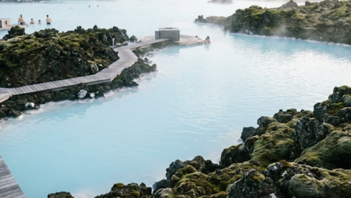ミルキーブルーの温泉と湯気が幻想的なブルーラグーンの風景