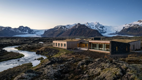 西アイスランドの大自然に囲まれたホテル・フーサフェットルの外観
