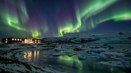 フォスホテル・グレイシャー・ラグーン周辺の夜空に現れるオーロラ
