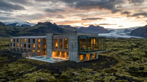 アイスランドの大自然に建つION Adventure Hotelのモダンで個性的な外観、溶岩原と山を背景に
