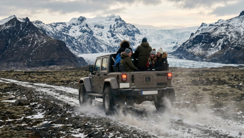アイスランドの溶岩原を走るオフロードツアー、4WD車に乗る観光客と背景の山や氷河
