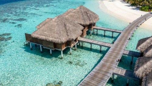 北マーレ環礁の透き通るターコイズブルーの海に建つ水上ヴィラ。モルディブを代表する一生に一度は見たい絶景
