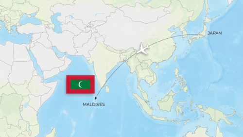 日本からモルディブへのアクセスを示した地図。日本からインド洋のモルディブへ向かう飛行機ルートと、モルディブ国旗が大きく表示されている
