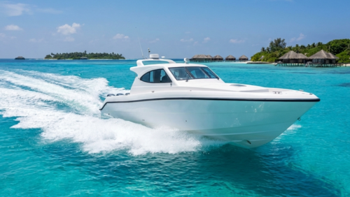 北マーレ環礁の透明な海を走るスピードボート。マレ国際空港からリゾート島へ向かう移動手段として利用される

