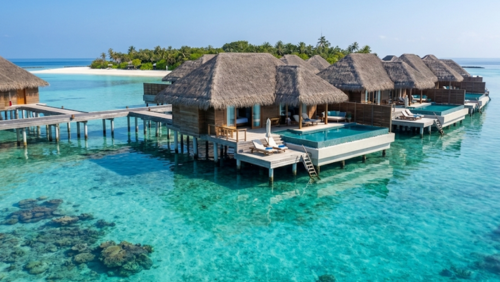 北マーレ環礁の透き通る海に建つ水上ヴィラ。モルディブを象徴する世界有数の絶景