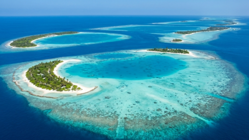 北マーレ環礁を上空から見た空撮風景。島々が宝石のように浮かぶモルディブの海