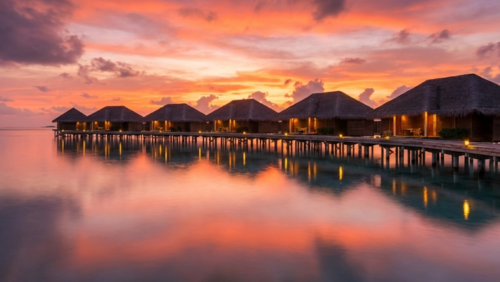 夕焼けに染まる北マーレ環礁の水上ヴィラ。ロマンチックなモルディブのサンセット