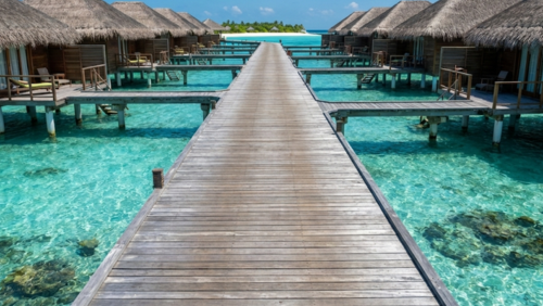 北マーレ環礁のラグーンに伸びる桟橋。水上ヴィラへ続くモルディブの道
