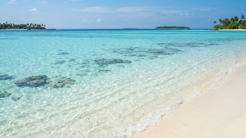 北マーレ環礁の透明度抜群のラグーン。水が消えたように見えるモルディブの海