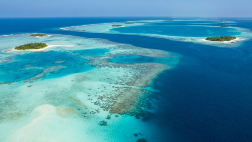 北マーレ環礁の海に広がる青のグラデーション。空撮で見るモルディブの絶景
