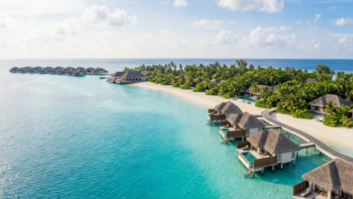 Sheraton Maldives Full Moon Resort & Spaの水上ヴィラとラグーン。透明度の高い海と緑豊かな島が広がる北マーレ環礁の高級リゾート