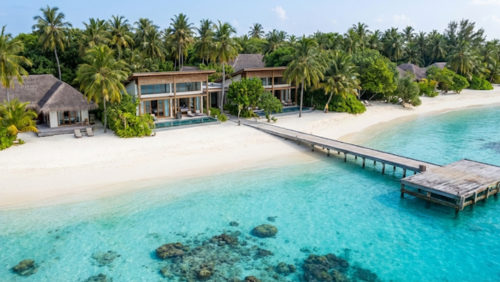 Malahini Kuda Bandos Resortの白砂ビーチと透明度の高い海。自然に囲まれたシンプルで居心地の良い北マーレ環礁のリゾート風景