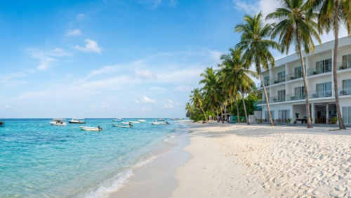 Kaani Palm Beach（カーニ・パーム・ビーチ）のビーチフロント外観。マーフシ島の白砂ビーチと透明度の高い海に面したローカル島の人気ホテル