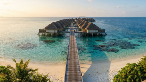 フラワリ・アイランド・リゾートの水上ヴィラと長い桟橋。透明度の高いラグーンと静かな海に囲まれた大人向けラグジュアリーリゾート。
