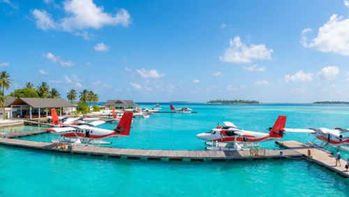 モルディブ国際空港からリゾートへ向かう水上飛行機。ターコイズブルーの海に浮かぶ非日常の移動風景
