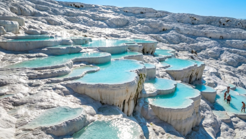 トルコ世界遺産パムッカレの白い石灰棚と青い温泉が広がる美しい絶景
