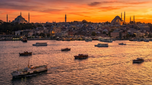 トルコ・イスタンブールのモスクとボスポラス海峡を望む夕焼けの絶景都市風景