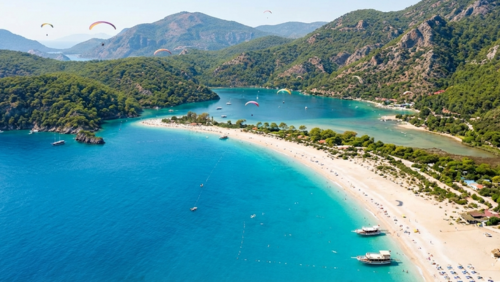 トルコ・オルデニズのエメラルドグリーンの海と美しいラグーンの絶景ビーチ