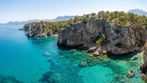 トルコ・アンタルヤの地中海と断崖が広がる美しい海岸線の絶景