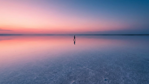 トルコ・トゥズ湖の空を映す鏡のような塩湖の幻想的な絶景風景