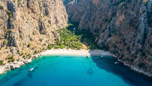 トルコ・バタフライバレーの断崖に囲まれた秘境ビーチの絶景