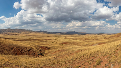 トルコ中央部のアナトリア高原の風景。乾燥した広大な草原となだらかな丘陵がどこまでも続き、青空の下に大地の雄大さが広がっている