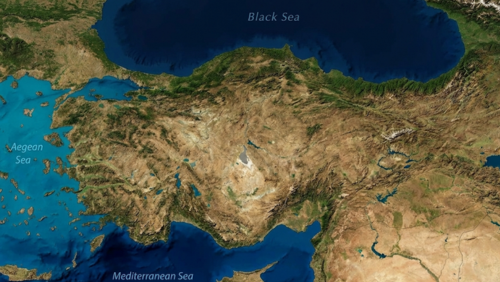 トルコを俯瞰した地図で、北の黒海、西のエーゲ海、南の地中海の3つの海に囲まれている地理的位置がわかる画像。