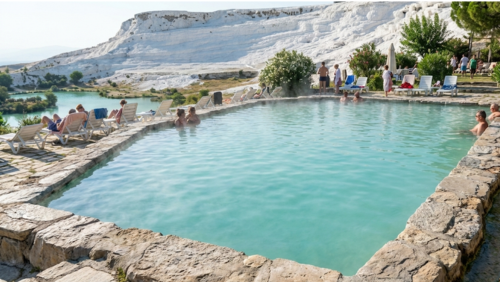 パムッカレの白い石灰棚を背景にしたPam Thermal Hotelの屋外温泉プール