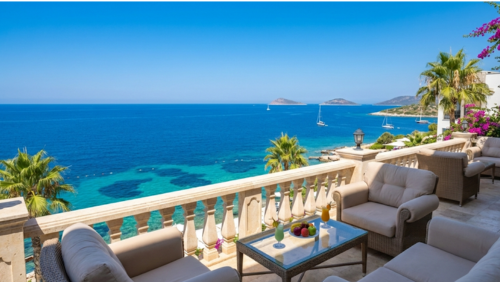 アンタルヤのホテルのテラスから見える地中海の青い海が広がるオーシャンビュー