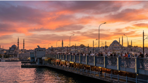 夕焼けに染まるイスタンブールのガラタ橋とモスクのシルエットが美しい風景