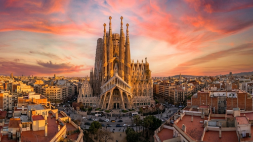 夕日に輝くサグラダ・ファミリアとバルセロナの街並みの絶景