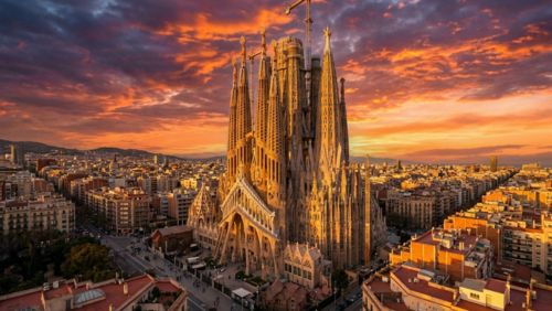 夕焼けに輝くサグラダ・ファミリアの壮大な世界遺産の風景