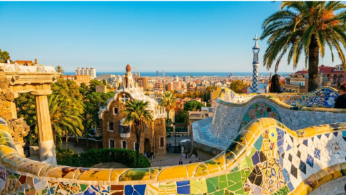 グエル公園のカラフルなモザイクと街並みの絶景