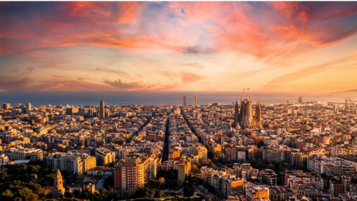 夕焼けに染まるバルセロナの街と地中海の絶景