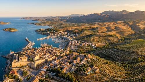 スペインの地中海沿岸、島々、内陸高地、山岳地帯の多様な風景。港町や都市、農地、山々が一望できるパノラマ。
