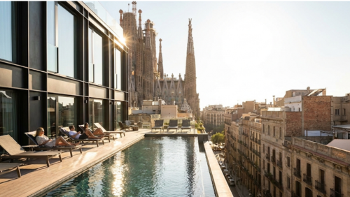 オラ バルセロナのルーフトッププールとホテル外観。サグラダ・ファミリアと旧市街を望むモダンで上品な雰囲気。
