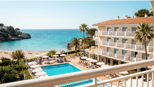 マヨルカ島のビーチ沿いホテル「Grupotel Molins」の客室バルコニーとプール。地中海の海を望む明るくリラックスしたリゾート滞在の雰囲気。
