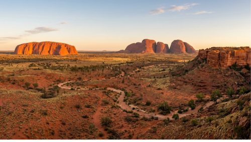 オーストラリア中央部レッドセンターを代表するウルル、キングスキャニオン、カタ・ジュタの壮大な景観をまとめたパノラマ風景