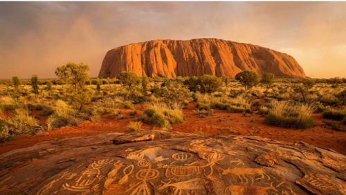 ウルル周辺に残るアボリジニのロックアートと赤い砂漠の風景
