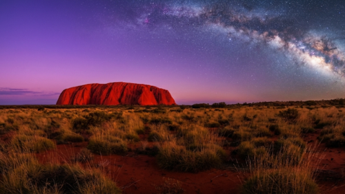 夕焼けで赤く染まるウルルと、夜になると満天の星空が広がるオーストラリア中央部レッドセンターの風景