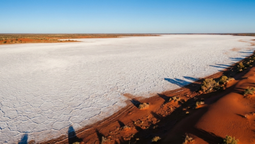 白い塩の大地が広がるレイク・アマデウス