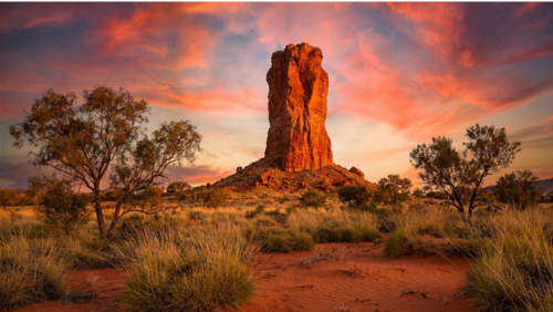砂漠にそびえるチェンバース・ピラー